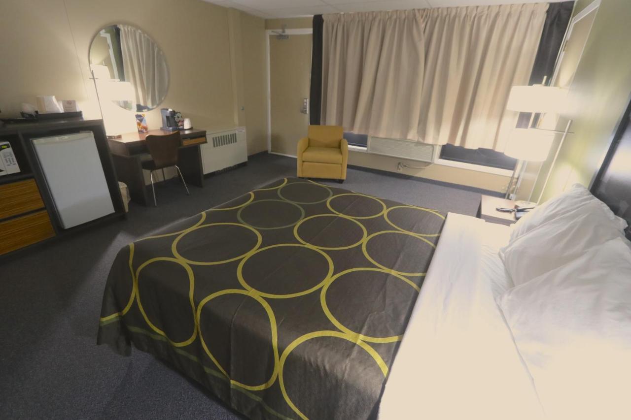 Super 8 By Wyndham On