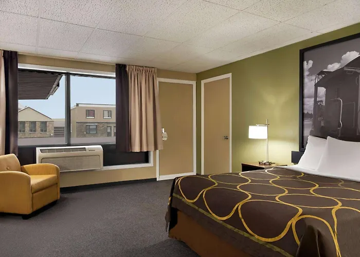 Super 8 By Wyndham Hearst On
